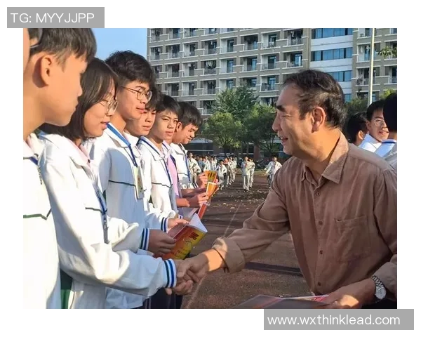 当足球巨星告别绿茵场回顾辉煌岁月与退役后全新人生旅程 当足球巨星告别绿茵场回顾辉煌岁月与退役后全新人生旅程