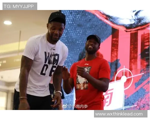 足球明星偶遇小球迷的暖心瞬间引发全场关注如何面对这些感人时刻