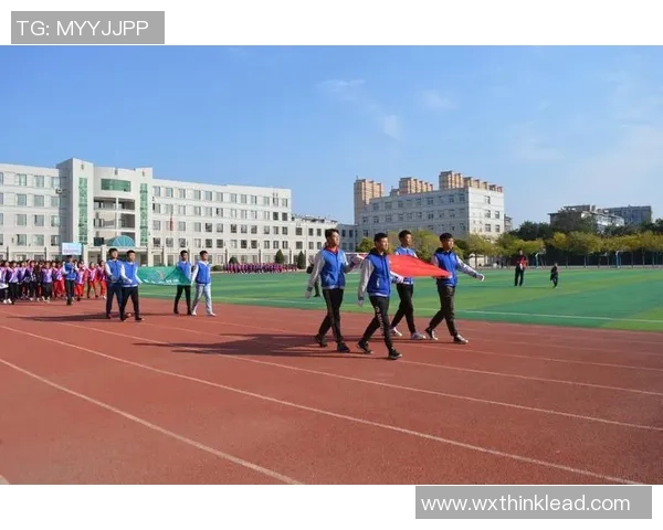 中国足球小将与传奇球星亲密合影 展现青春与梦想的完美碰撞 中国足球小将与传奇球星亲密合影 展现青春与梦想的完美碰撞